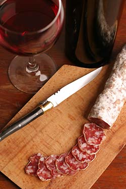 vino tinto con salami